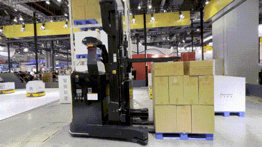 �䱸���л����ĸ�λǰ�Ʋ泵AMR.gif